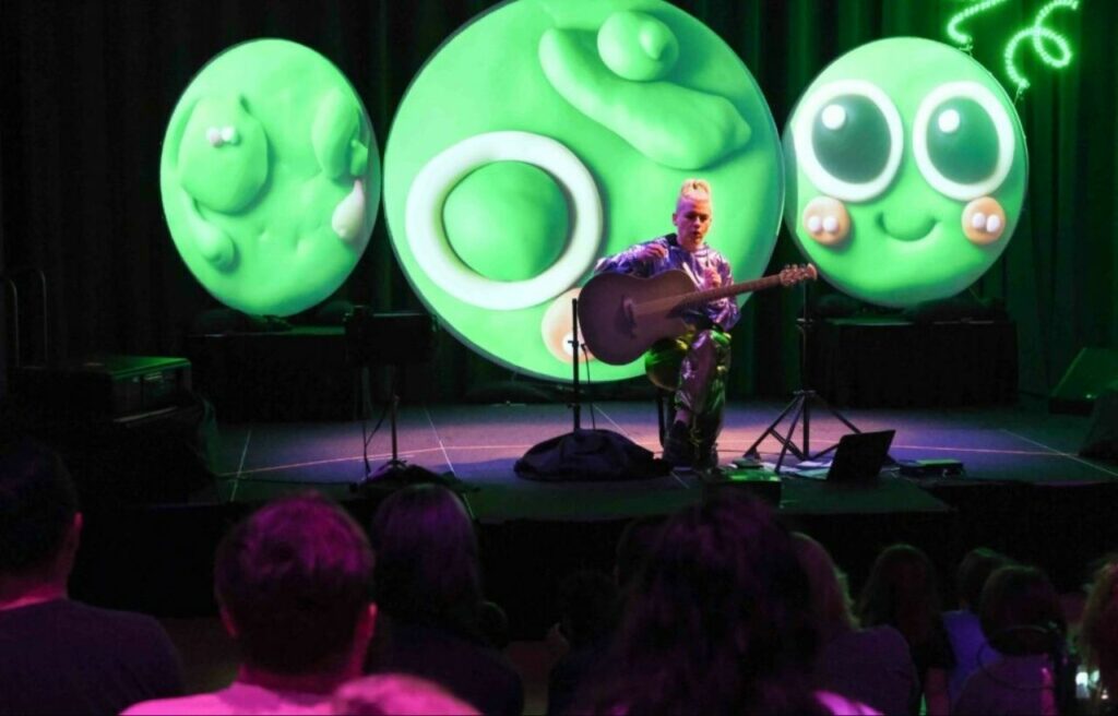 Kaki King BUGS Chicago Plays